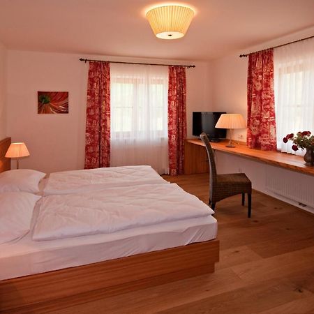 Gastehaus Schloss Bernau Hotel Fischlham Kamer foto