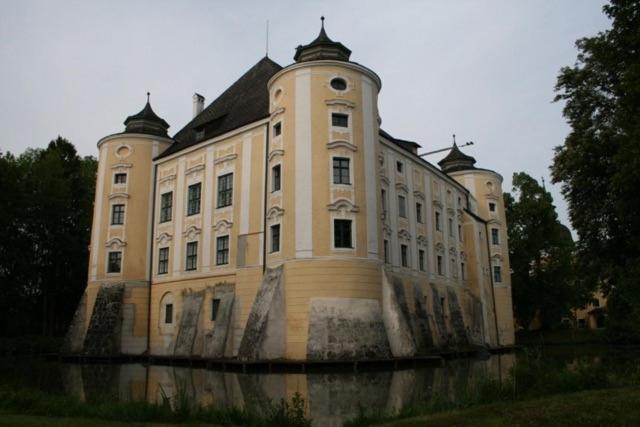 Gastehaus Schloss Bernau Hotel Fischlham Buitenkant foto